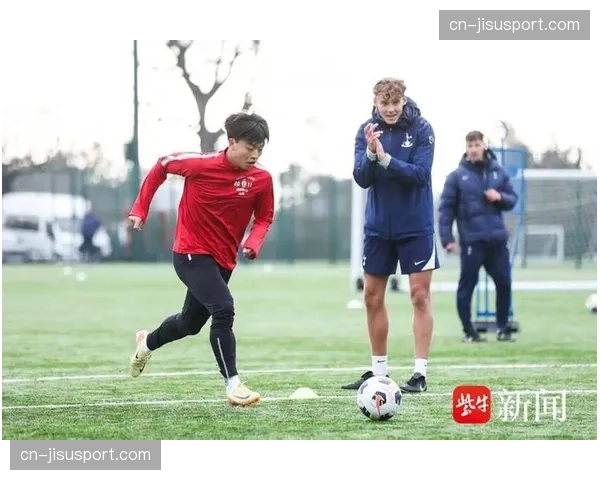 英超“社区行动月”启动，各俱乐部球员深入基层参与青少年足球培训。