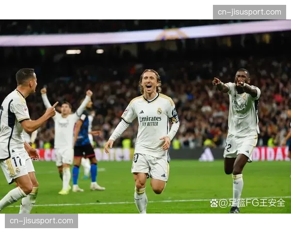 马德里市政广场汇集超五万球迷,通过大屏幕观看皇马比赛 马德里市政广场汇集超五万球迷,通过大屏幕观看皇马比赛